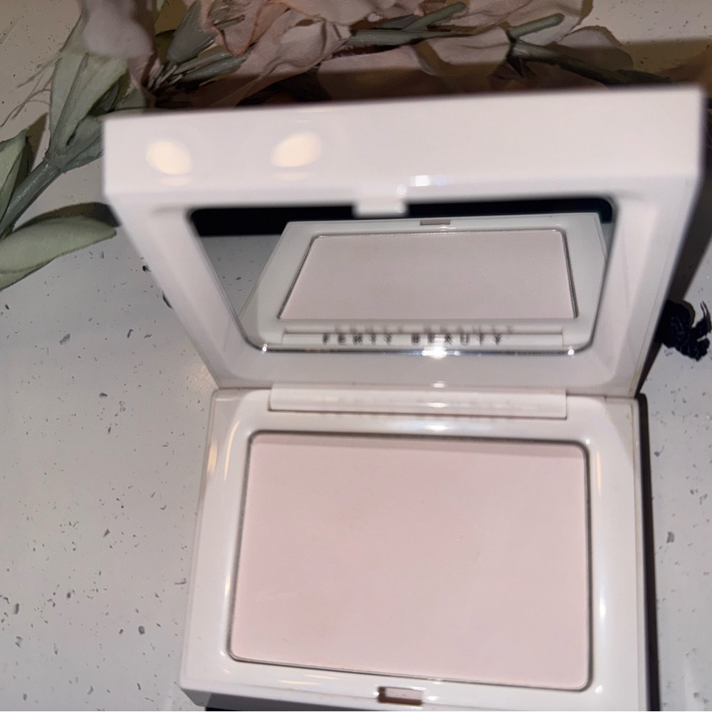 FENTY BEAUTY by Rihanna Invisimatte Instant Setting + Blotting Powder